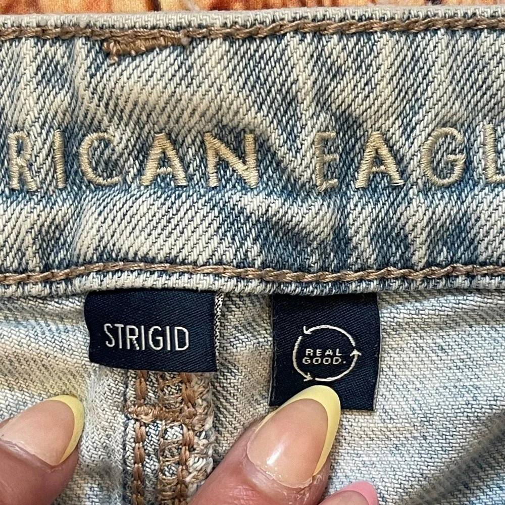 American Eagle Strigid Mom Shorts Light Wash Distressed Denim Size 2‎ High Rise